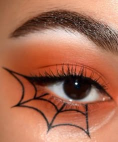 How To Do Spider Web Eyeliner, Eye Make Up Halloween, Halloweenské Líčení Easy, Halloween Make Up Pretty, Eyeliner Ideas Halloween, Spider Eyeliner Makeup, Spider Makeup Eyes, Spider Web Liner, Halloween Liner Makeup