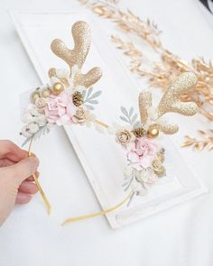 Beautiful reindeer antler flower crown in soft beige, cream and brown. Perfect for photo shoots, Christmas parties, Birthdays or any special occasion.  Made on metal gold headband. Perfect for children over 2.5 years old.  You can choose also aplccation on nylon headband, perfect forchilde's under 2,5 years. If you have any questions, write to me :) Diy Christmas Headband Kids, Fawn Headband, Christmas Headpiece, Antler Flower, Deer Headband, Christmas Crown, Christmas Headbands, Christmas Headband Baby, Headband Christmas