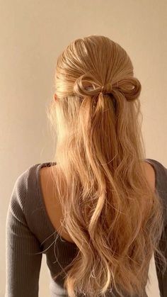 Girl Hairstyles Hairstyles For Work Restaurant, Hair Styles Simple, Work Hair, School Hair, School Hairstyles, Hair Stylist Life, Hairstyles For School, Aesthetic Hair