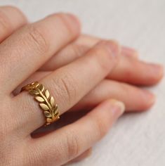 Beauty Desk, शादी की तस्वीरें, Unique Gold Jewelry Designs, Golden Rings, Modern Gold Jewelry, Gold Bridal Jewellery Sets, Gold Jewelry Stores, Gold Bride Jewelry, Gold Rings Fashion