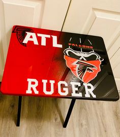 Custom Tv table and matching smoke tray set. Get your table customized to your favorite team. Pick any team and color Tv Tray Table, Tv In Kitchen, Tv Tray, Tv Table, Lap Tray, Tv Trays, Table Tv, Tray Set, Tray Table