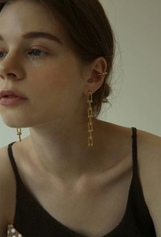 Ajoutez une touche ludique à votre ensemble avec nos boucles d'oreilles en chaîne Ulink. Avec une longueur de chute de 6 cm, ces boucles d'oreilles minimalistes sont à la fois féminines et décalées. Associez-les à n'importe quelle tenue pour un look unique et amusant !

 Finition : Or 18 carats

 Longueur de chute env. 6 cm Long Tassel Earrings, Couple Jewelry, Demi Fine Jewelry, Chain Earrings, Tassel Earrings, Minimalist Earrings, Necklaces Bracelets, Personalized Jewelry, Ring Earrings