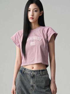 This product captivates with its vintage-inspired graphic, offering a nod to retro sportswear within a contemporary cropped tee. The embossed detail on the front panel adds a tactile dimension to the garment. Ideal for casual outings, this tee pairs effortlessly with a range of bottoms, making it a staple for any wardrobe seeking a touch of nostalgia. - This cropped tee boasts an embossed logo for a subtle yet impactful statement piece.- The classic crew neckline and short sleeves maintain a casual, comfortable fit for everyday wear.- Its cropped length offers a trendy edge, perfect for creating modern layered looks.- Designed with a nod to vintage sportswear, it infuses a retro vibe into a contemporary wardrobe. Sporty Letter Print Crop Top T-shirt, Sporty Crew Neck Cropped Shirt For Streetwear, Sporty Cropped T-shirt For Spring Streetwear, Cropped Cotton Sports T-shirt, Cropped Cotton T-shirt For Sports, Sporty Short Sleeve Cropped T-shirt For Spring, Sporty Cropped T-shirt With Short Sleeves For Spring, Trendy Crew Neck Crop Top For Streetwear, Sporty Cotton Muscle Tee For Spring