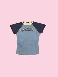 ✨Argentina tank top ✨y2k football/soccer tee ✨Cute bright coloured crop top ✨Perfect for summer ✨South America aesthetic 🇦🇷     ✨See sizing guide for measurements  ✨Feel free to message me with any questions 😊 Collage Clothes, Argentina Shirt, Baby Tee Outfit, America Aesthetic, Baby Tees 90s, Crop Top Y2k, Marauders Dr, Tee Shirt Outfit, Soccer Tees