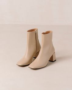 Bottines en cuir beige vegan à talon carré Watercolor est le modèle de bottines en cuir vegan dont vous avez toujours rêvé. Confectionnées en simili-cuir beige, ces bottines ont une forme intemporelle grâce à leur talon carré. Elles arborent un bout carré moderne et une fermeture éclair latérale très pratique. Cool, classiques et confortables - croyez-nous, vous ne quitterez pas ces bottines de tout l’hiver, et même après.