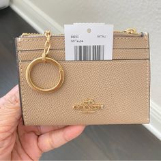 Senora Era, Accessory Inspo, Handbag Essentials, Card Case Wallet, Keychain Wallet, Jewelry Lookbook, Coach Accessories, Key Card Holder