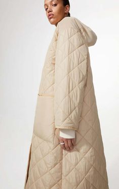 Sandler is a quilted statement coat. it has a loose fit a round neck big pockets and buttons at front. wear with anything everyday.    designed for a loose fit: for a more narrow fit go one size smaller Statement Coat, Minimal Look, Big Pockets, Quilted Coat, Retro Sneakers, Large Buttons, Oversized Silhouette, Clothes Shop, Limited Stock