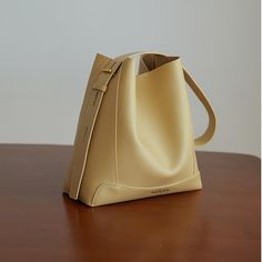 Brand Name: VENOFShape: BucketPlace Of Origin: GUANG DONG ProvinceHandbags Type: Shoulder BagsOrigin: CN(Origin)Main Material: Split LeatherClosure Type: Zipper & HaspHardness: SOFTStyle: CasualModel Number: V7016Lining Material: PolyesterOccasion: VersatileGender: WOMENPattern Type: SolidNumber of Handles/Straps: SingleInterior: Interior Zipper PocketInterior: Cell Phone PocketItem Type: HandbagsSize (L*W*H): about 25x10x27cmWide shoulder strap length: about 108cm can adjustNet weight: abou Summer Shoulder Bag With Leather Handles, Bucket Shape, High-end Soft Leather Shoulder Bag For Shopping, Eco-friendly Top Handle Bucket Bag With Leather Handles, Eco-friendly Shoulder Bag With Leather Handles For Shopping, Leather Handled Bucket-shaped Hobo Bag For Shopping, Frog Doll, Luxury Designer Handbags, Leather Bucket, Bag Light