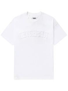 white cotton jersey texture appliqué detail appliqué logo crew neck drop shoulder short sleeves straight hem Streetwear T-shirt With Appliqué Logo And Short Sleeves, Spring Streetwear T-shirt With Embroidered Logo, Graphic Tee With Appliqué Logo For Streetwear, Cotton T-shirt With Appliqué Logo For Streetwear, White Cotton T-shirt With Appliqué Logo, Streetwear Short Sleeve T-shirt With Appliqué Logo, White Casual T-shirt With Appliqué Logo, Streetwear T-shirt With Appliqué Logo, Casual White T-shirt With Appliqué Logo