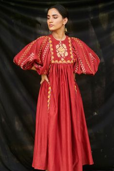 Kurti Inspiration, Handloom Kurta, Red Flare Dress, Gather Dress, Indian Handloom, Indian Women Fashion, Red Flare, Cowl Dress, Kurta Dress