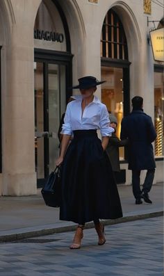 Laura Blair, Paulina Porizkova, Chic Outfits Classy, Lady Style, Fashion Aesthetics, Classy Chic, Virtual Closet, Casual Style Outfits