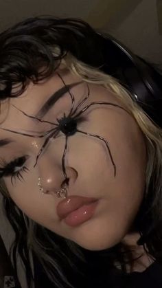 Spider Eyeliner Makeup, Piercing No Rosto, Halloween Makeup Inspo, Two Piercings, Spider Makeup, Spider Bite, Halloween Makeup Tutorial Easy, Spider Bite Piercing, Holloween Makeup