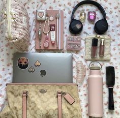 Bag Inside Aesthetic, Inside Aesthetic, Collage Bag, Everyday Bag Essentials, What's In My Purse, Girl Blogger, School Bag Essentials, Inside My Bag, Coquette Girl