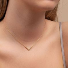 Jewellers V Chain Gold, Ring Chain Necklace, Rose Gold Jewellery Necklace, Silver Chain Designs For Women, Modern Gold Jewelry Necklaces, Platinum Chains For Women, Neck Chains Gold Simple, Gold Chains For Women Design, Rose Gold Chain Women