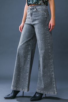 These TAKE THE CHANCE DENIM PANTS are essential for any modern wardrobe. These comfortable pants feature a sleek fit and a classic denim look, complete with a front closure, side pocket, and back pocket for ample storage. Finishing touches of embellishment add a stylish flair to any outfit. DetailsSelf : 75% Cotton 23% Polyester 2% SpandexSize & Fit- Model is 5`8" And Wearing Size Small- Measurements Taken From Size Small- Approx. Length: 42" Gray Straight Leg Pants With Five Pockets, Gray Jeans With Five Pockets For Spring, Gray Denim Pants For Spring, Gray Five-pocket Jeans For Spring, Gray Five-pockets Jeans For Spring, Gray Straight Leg Bottoms With Five Pockets, Spring Gray Denim Flare Jeans, Mid-rise Gray Jeans For Fall, Spring Gray Flare Denim Jeans