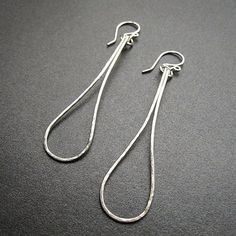 Hammered long teardrop earrings Nouveau 86 Wire Wrapped Jewelry Diy, Diy Jewelry Earrings, Wire Work Jewelry, Work Jewelry, Wire Wrapped Jewelry, Metal Stamping, Teardrop Earrings, Jewelry Inspiration, Ring Earrings