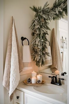 Cozy bathroom with neutral Christmas decor and natural accents. Cozy Modern Christmas Decor, Gold Elegant Christmas Decor, Christmas Decor Ideas Beige, Minimal Christmas Bathroom Decor, Winter Decorations Aesthetic, White Christmas Apartment Decor, Christmas Decoration Simple, Christmas Inspo Decor Apartment, Fancy Christmas Decor Ideas