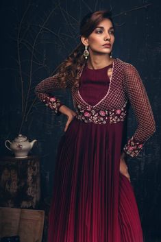 Pakistani Formal Dresses, Heavy Dresses, Velvet Dress Designs, Anarkali Dress Pattern, Designer Kurti Patterns, Simple Kurti Designs, Formal Wear Dresses, Salwar Kamiz, Modest Dresses Casual