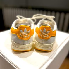 Adidas Rod Laver - Fy4731 Cloud White / Team College Gold / White Yellow Shoes. Mens 6.5. Excellent Condition Rod Laver, Yellow Shoes, Adidas White, Shoes Adidas, Cloud White, Shoes Color, White Adidas, Mens Shoes Sneakers, Adidas Shoes