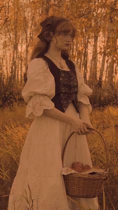 19th Century Fashion Aesthetic, Victorian Core Aesthetic, Cottagecore Outfits Female, Vintage Cottage Dress, Cottagecore Aesthetic Outfits Autumn, Cottagecore Aesthetic Clothing, Rustic Aesthetic Outfits, Cottagecore Autumn Outfit, Country Side Outfits Women