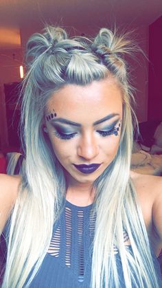 Music festival hair style makeup • • • follow IG for more in depth communication/tutorial: @madddz__ Rock Concert Hairstyles, Braids Festival, Music Festival Hair, Festival Makeup Rave, Festival Makeup Glitter, Concert Hairstyles, Rave Hair, Blond Balayage, Cool Braids