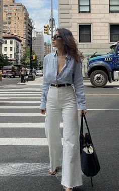 White Pants Street Style, Old Money Night Outfit, Blue Striped Shirt Outfit, Pants Street Style, Old Money Fashion, Money Fashion, Uni Outfits, Business Casual Outfits For Women, Blue Striped Shirt