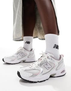 Chaussures par New Balance Casual et décontracté pour un look parfait Modèle bas Languette pour faciliter l'enfilage Languette et cheville rembourrées Logo New Balance emblématique Perforées pour une meilleure ventilation Semelle intermédiaire ABZORB pour un amorti réactif avec retour d'énergie Semelle extérieure en caoutchouc résistant Semelle texturée antidérapante New Balance 530 Trainers, City Break Outfit, Balance Logo, Flip Flop Boots, Pink Details, Leopard Print Baby, Shorts Co Ord, Logo New, White Trainers