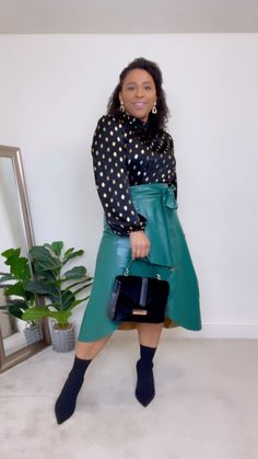 pattys_kloset on Instagram: Leather skirt outfit idea 💚. This skirt has a fun asymmetrical cut, second time styling it and there will probably be a third. 😄 ➡️ Outfit… Easy Going Out Outfits, Pleated Skirt Outfits, Plaid Skirt Outfit, Leather Leggings Outfit, Leather Skirt Outfit, Leather Pants Outfit