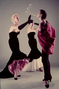 Gowns by Balenciaga, 1950s. See our entire collection of Stoles at http://www.whitestole.com Gjon Mili, Balenciaga Dress, Jacques Fath, Vogue Vintage, Glamour Vintage, Cristóbal Balenciaga, Lindy Hop, Three Women, Fashion 1950s