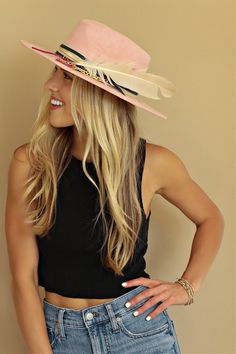 Our love of hats just got became a full-on obsession: meet the Navajo Feather Banded Hat in Grey. The most chic, high-end hat we could've ever dreamed up. A hat this good needs to be worn as much as possible and with every single outfit! Hand made by artisans, incredible quality, pure suede, genuine leather trim around the crown, authentic feathers, chain, too many details to list! The best part? It's super structured with an elastic band on the inside that will fit EVERYONE. Btw never taking th Curved Brim Fedora With Feather Trim For Kentucky Derby, Feathered Short Brim Hat For Kentucky Derby, Feathered Kentucky Derby Hat With Short Brim, Feathered Brimmed Hat Bands For Summer, Brimmed Hat Bands With Feathers For Summer, Wide Brim Costume Hats For Country Events, Bohemian Hats With Feather Trim For Rodeo, Wide Brim Fedora With Feathers For Rodeo, Wide Brim Beach Hat With Feathers