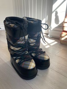 Vintage Burberry Snow Ski Moon Boots  In good condition  Fit me women's US size 7-8.5 (flexible fit) Nike Winter Boots, Clothes Pieces, Burberry Boots, Green Moon, Bday Gift, Vintage Burberry, Moon Boots, Snow Skiing, Clothing Ideas