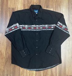 BlackbirdSedona presents to you this Vintage Cotton men's snap button western shirt. Steerhead / Geometric border print. It is in good vintage pre-owned condition.  Two chest pockets, one with a slot for a pencil. pearl snaps. finished hemline. the marked size on the label has worn off, however, based upon measurements, we believe it would best fit a  size XXL or an XL with an oversized fit. Please check measurements below: Underarm to underarm: 26" Total length: 30" front / 31" back Sleeve: 23" Since this is a vintage items all sales are final. No refunds. Please ask any questions before making purchase Western Black Button-up Shirt, Black Western Button-up Shirt, Western Style Black Button-up Shirt, Western Black Shirt For Ranch, Western Style Black Shirt For Ranch, Black Button-up Top For Rodeo, Western Style Shirt With Snap Buttons For Rodeo, Western Shirt With Snap Buttons For Rodeo, Black Western-style Shirt For Western-themed Events