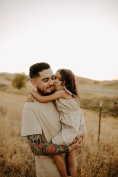 Daddy And Me Photo Shoot Father Daughter, Dad Daughter Picture Pose, Daddy And Newborn Daughter Photo Ideas, Daddy And Me Mini Session Ideas, Cute Daddy And Daughter Pictures, Father’s Day Mini Session, Father And Daughter Photos, Father Daughter Portraits, Father’s Day Mini Photoshoot