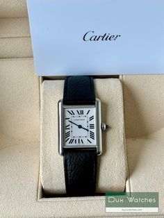 El Cartier Tank se lanzó allá por 1917 y es una de las series más antiguas del mundo de los relojes. Creado por el propio Louis Cartier, el diseño rectangular, a menudo imitado, rinde homenaje al tanque Renault FT-17 utilizado en la Primera Guerra Mundial y ha perdurado durante más de un siglo. Los primeros modelos Tank estaban equipados con un movimiento de cuerda manual diseñado por LeCoultre y se produjeron en pequeñas cantidades (menos de 6000 entre 1917 y 1969), lo que hace que las referencias anteriores a 1970 sean hallazgos muy raros en el mercado vintage. El Tank moderno ha evolucionado y se ha dividido en varias subseries, incluidas Tank Francaise y Tank Americaine, pero el núcleo de la colección sigue siendo el Tank Solo. Solo disponible con una esfera blanca tradicional con núme Cartier Tank Must, Cartier Tank, Luxury Watches, Cartier