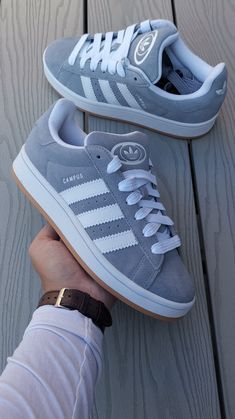 De geliefde Adidas Campus keert terug in een opvallend nieuw jasje! Met de onderscheidende Grijs Gum Sole is deze sneaker zowel voor dagelijkse outfits als voor unieke streetwear looks. Zacht suède, klassieke lijnen, en het iconische Adidas-merkteken maken dit een must-have voor zowel vintage liefhebbers als moderne trendsetters. Perfect voor een casual uitje, een avondje uit, of waar jouw dag je ook brengt. #AdidasCampus #RetroSneakers #ModernDesign #StreetwearEssentials #SneakerTrends2023 Buty Marki Nike, Skor Sneakers, Adidas Shoes Women