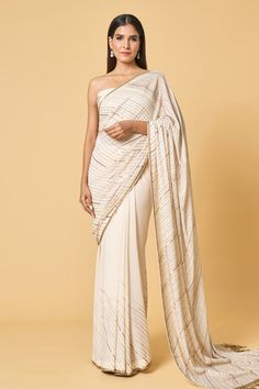 Ivory saree with metallic sequins in diagonal pattern. Comes with sequined unstitched blouse piece. - Aza Fashions Sequined Saree, Ivory Saree, Saree Gowns, Dhoti Saree, Cotton Sarees Handloom, Ruffle Saree, Drape Saree, Lehenga Saree, Sequin Fabric