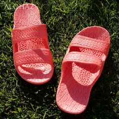 Kids pink classic jandals® - pali hawaii jesus sandals Pali Hawaii Sandals, Jesus Sandals, Brown Sky, Vegan Sandals, Beach Friends, Tropical Style, Hawaiian Style, Kids Sandals, Made Clothing