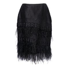 Oscar de la Renta - Pleated skirt composed of black silk embroidered with beads and ostrich feathers. Size 10. Additional information: Dimensions: Waist: 40 cm (15.75"), Hips: 50 cm (19.69"), Length: 69 cm (27.16") Condition: Very good condition Seller Ref number: FJ36 Skirt With Feathers, Pleated Skirt Black, Queen Style, Feather Skirt, Ostrich Feathers, Silk Skirt, Fashion Runway, Embroidered Silk, High Jewelry