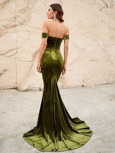 Product Code:FSWD0911 Embellishment: Velvet Fabric:95% Polyester,5%Spandex Back Style: Zipper Up Fully Lined: Yes Built-in Bra: Yes Available Color: Olive Green Stretch: Moderate Fits true to size Imported Model Information: Height: 5' 7" Bust: 34'' Waist: 25“ Hips: 35” wearing US size Small Off The Shoulder Velvet Dress, Olive Green Gown, Green Velvet Gown, Green Gowns, Velvet Mermaid Dress, Velvet Green Dress, Olive Green Bridesmaid Dresses, Long Velvet Dress, Green Evening Gowns