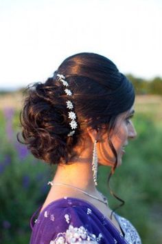 curl bun updo with silver flower pins for the Indian Bride | Photo Source - Kim Jones Photography | Curated by Witty Vows #IndianHairstyles Curled Wedding Hair, Hairstyles Buns, Wedding Curls, Engagement Hairstyles, Wedding Hairstyles Bride, Hairdo Wedding, Indian Wedding Hairstyles, Bun Updo, Kim Jones