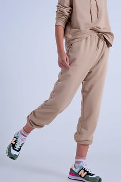 Q2 Pants Adjustable Waistband Joggers in Beige Dropshipping Products, Sweatshirt Fabric, How To Hem Pants, High Rise Mom Jeans, Adjustable Waistband, Trendy Clothes For Women, Corduroy Pants, Sweatshirt Dress, Oversized Shirt