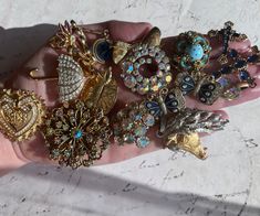 Beautiful Old Antiques and vintage items, lovely brooches, pendants medailles all 1930-1990 s In good condition . Worldwide shipping within two weeks European Vintage, Old Antiques, Vintage Antiques, Brooches, Netherlands, Vintage Jewelry, Vintage Items, Gold Tones, 18k Gold