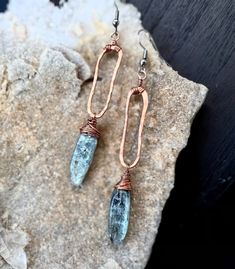 Natural Blue Kyanite earrings easily transforms your look from day to night. These lightweight statement earrings will look great with a pair of your favorite jeans or chic sundress for your next vacay! Copper pairs well with all flesh-tones making these an easy win. Blue Kyanite is a Throat Chakra stone and therefore said to aid in self-expression and communication and with copper as a natural energy conduit, it's time to speak it into your world!  ✨ Steel Ear wires (hypo-allergenic and nickel-free) ✨ Handmade, Forged, and Hammered Copper ✨ Ethically Sourced Blue Kyanite With their rustic beauty and high-quality materials, these Blue Kyanite Earrings are sure to be a boho treasure to any collection. 💫 All pieces are individually handmade by ME and I use natural stones so that no two piec Paper Clip Earrings, Metal Jewelry Handmade, Flesh Tones, Earrings Paper, Kyanite Earrings, Wire Wrapped Jewelry Diy, Stone Dangle Earrings, Wire Jewelry Designs, Gem Earrings