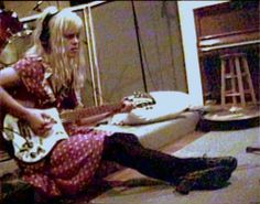 Kat Bjelland, Angry Girl, 90s Fashion Grunge, Aria Montgomery, Guitar Girl, 90s Grunge