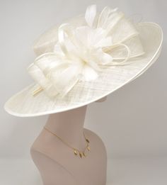 White Derby Hat, Ascot Horse Racing, Oaks Day, Fascinator Hats Diy, Derby Fashion, Derby Ideas, Royal Ascot Hats, Sinamay Hats, Tea Party Wedding