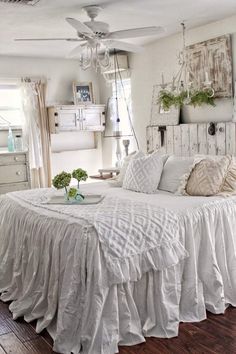 Ruffle Chenille Bed Scarf White Ruffle Bedspread, Stil Rustic, Chic Bedding, Shabby Chic Living, Shabby Chic Room, Shabby Chic Living Room, Shabby Chic Bedding, Shabby Chic Bedroom, Ruffle Bedding