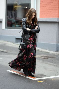 Modest Black Floral Maxi Dress Fashion Hijab Casual, Leather Jacket Street Style, Casual Chique Stijl, Casual Maxi Skirt, Leather Jacket Dress, Boho Mode, Swing Dancing, Maxi Dress Outfit