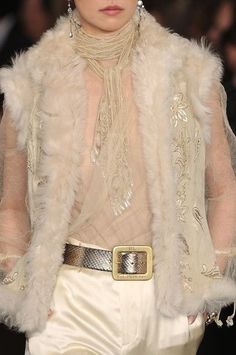 Ralph Lauren Blouse, Designer Ralph Lauren, Ralph Lauren Style, Beautiful Sweater, Fashion Details, Couture Fashion, New York Fashion Week, New York Fashion