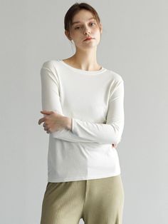 Composition : Viscos 38% Acrylic 28.5% Cotton 28.5% Span 5%Color : Black, White, beigeCountry of Origin : CHINA Elegant Spring T-shirt For Everyday, Classic Long Sleeve T-shirt For Spring, Elegant Long Sleeve T-shirt For Fall, Basic Beige Tops For Fall, Basic Long Sleeve Beige Tops, Beige Long Sleeve T-shirt For Everyday, Elegant Cream Tops For Everyday, Chic Beige Crew Neck T-shirt, Chic Solid Color Long Sleeve T-shirt