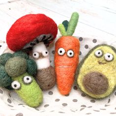 Felt vegetable Ornaments Beginner Felting Projects, Needle Felted Avocado, Needle Felted Kids Toys, Needle Felted Brussel Sprout, Needle Felt Succulent, Weird Needle Felting, Felt Plushies, Felted Christmas, Wool Needle Felting